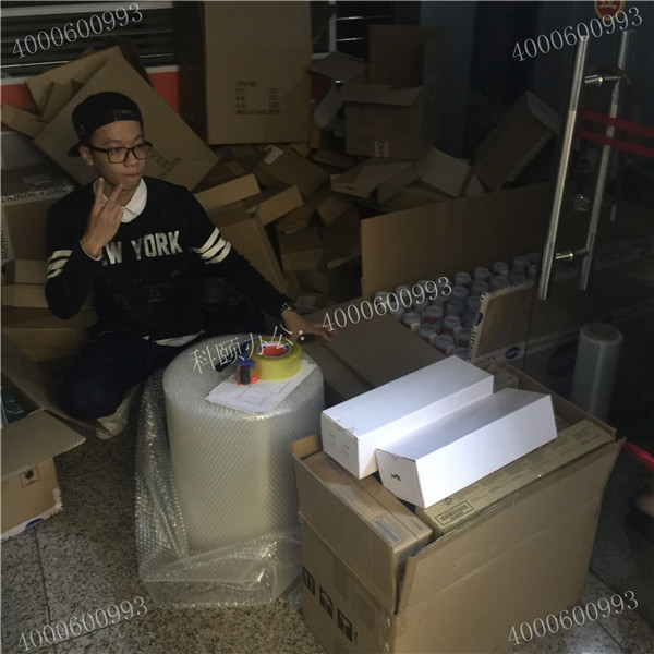 4月11科頤辦公打包現場，隔壁小帥幫忙打包中還不忘來臭美一下