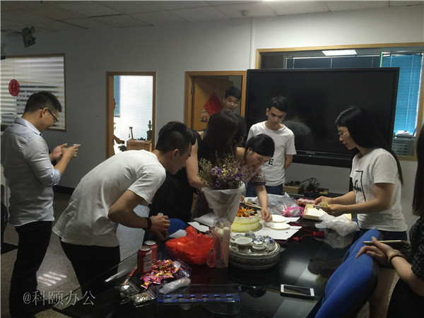 柯尼卡美能達復印機代理商--科頤之家家人一起分享美味的蛋糕 柯尼卡美能達復印機代理商--科頤之家家人一起分享美味的蛋糕