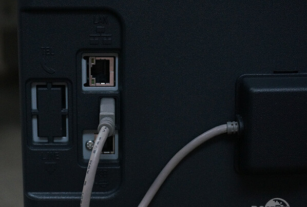 連接電腦的USB連接端口以及網線端口-科頤辦公