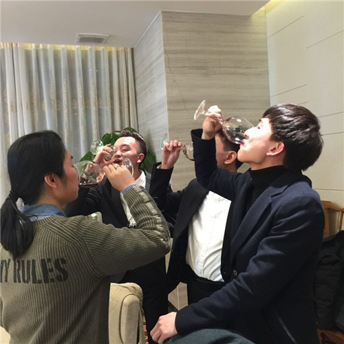 科頤2017年年會團圓飯，把酒飲歡